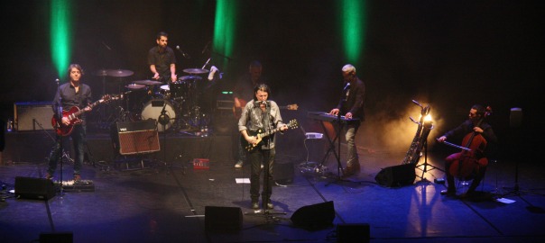 El cantant Adrià Puntí acompanyat per la seva banda aquest dissabte 17 d'octubre del 2015 en l'estrena del seu nou disc. (Horitzontal)